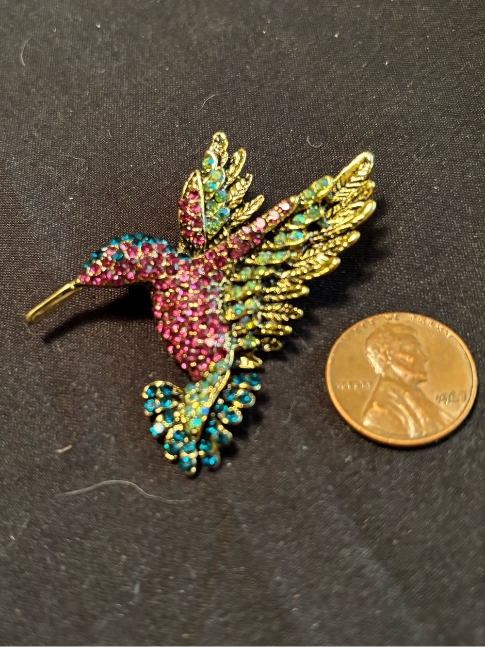 HUMMINGBIRD MULTI COLOR RHINESTONE PIN BEAUTIFUL NWOT BIRD